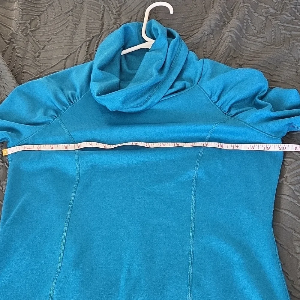 CALIA by Carrie Underwood Long Sleeve Tee Size Medium